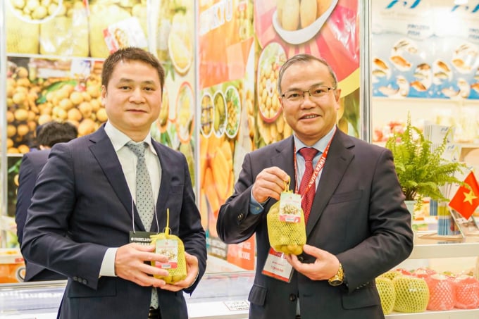 Đại sứ Việt Nam tại Nhật Bản Vũ Hồng Nam (bên phải) và ông Tạ Đức Minh, Tham tán Thương mại quảng bá nông sản Việt Nam tại Nhật Bản.