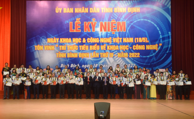 59 cá nhân được tôn vinh là 'Trí thức tiêu biểu về KH-CN tỉnh Bình Định' lần thứ IV năm 2022'. Ảnh: V.Đ.T.