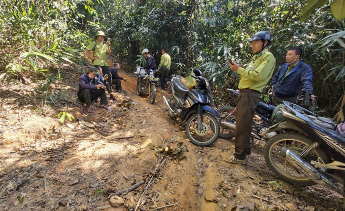 Cán bộ kiểm lâm thuộc Chi cục Kiểm lâm vùng IV đi tuần tra bảo vệ rừng.