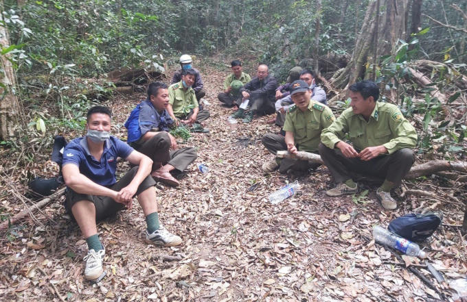 Cán bộ kiểm lâm thuộc Chi cục Kiểm lâm vùng IV nghỉ ngơi trên đường tuần tra, bảo vệ rừng.