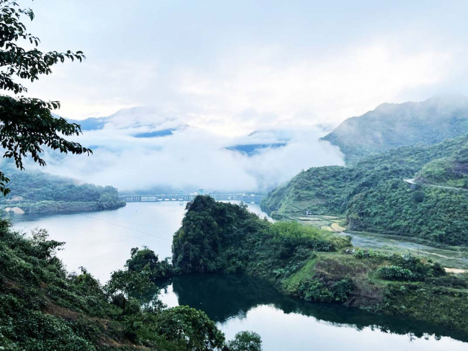 Những cánh rừng xanh bạt ngàn, những ngọn núi hùng vĩ, cảnh sắc kỳ thú, lãng mạn của lòng hồ thuỷ điện Bản Chát. Ảnh: Hồng Nhung.