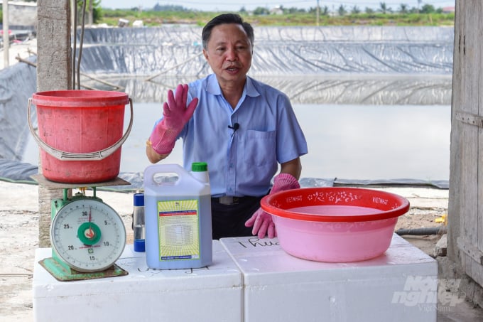 Ông Kim Văn Tiêu, nguyên Phó Giám đốc Trung tâm Khuyến nông Quốc gia hướng dẫn sử dụng sản phẩm Mother Water. Ảnh: Tùng Đinh.