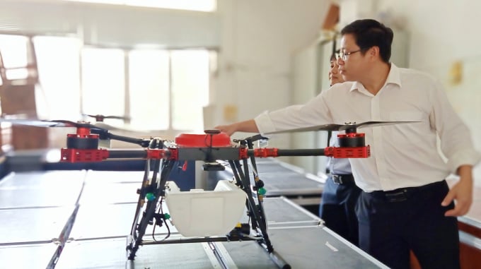 Viện lúa ĐBSCL có chương trình hợp tác với một đơn vị trong nước cung cấp các thiết bị bay nông nghiệp hoàn toàn miễn phí. Ảnh: Kim Anh.