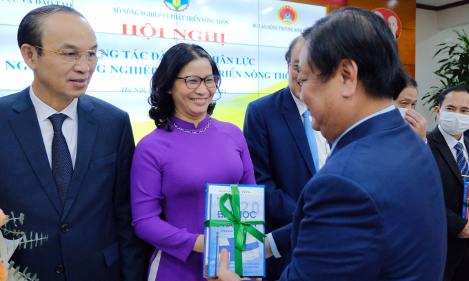 Bộ trưởng Bộ NN-PTNT Lê Minh Hoan tặng sách cho GS.TS Nguyễn Thị Lan nhân ngày Nhà giáo Việt Nam năm 2021.