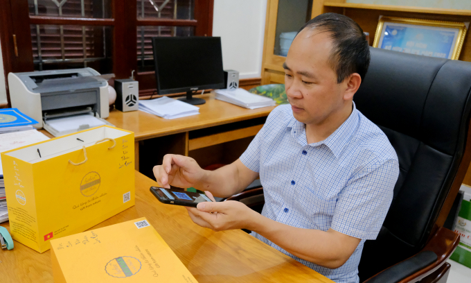 Phó Chủ tịch UBND huyện Lục Ngạn, ông Nguyễn Thế Thi bên sản phẩm vải thiều sấy khô. Ảnh: Bá Thắng.