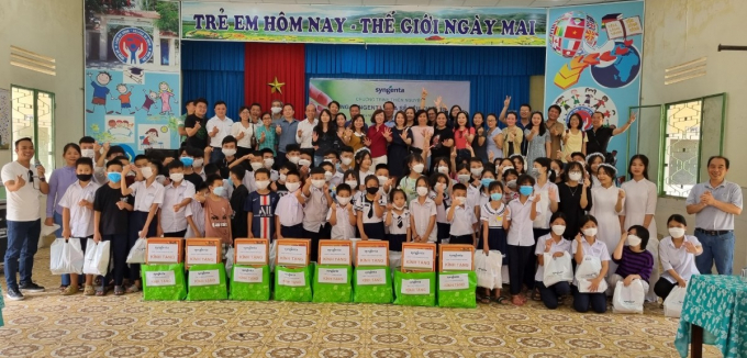 Niềm vui của các em nhỏ Làng Hi Vọng khi nhận được quà tặng và học bổng từ Syngenta Việt Nam.