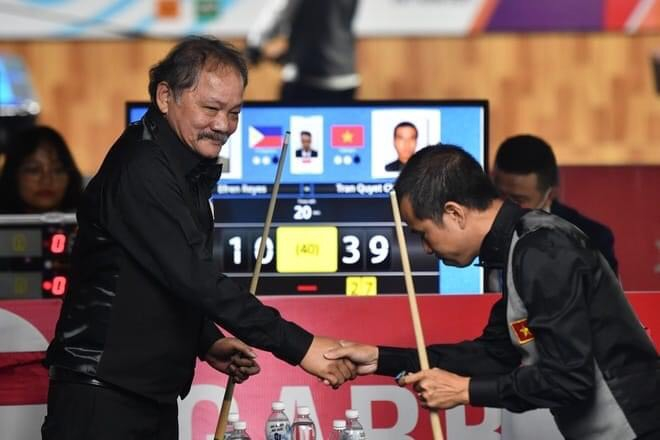 Tay cơ Việt Nam Trần Quyết Chiến (phải) thể hiện sự tôn trọng với 'phù thủy' Efren Reyes sau khi giành chiến thắng 40 - 10 trước đối thủ.