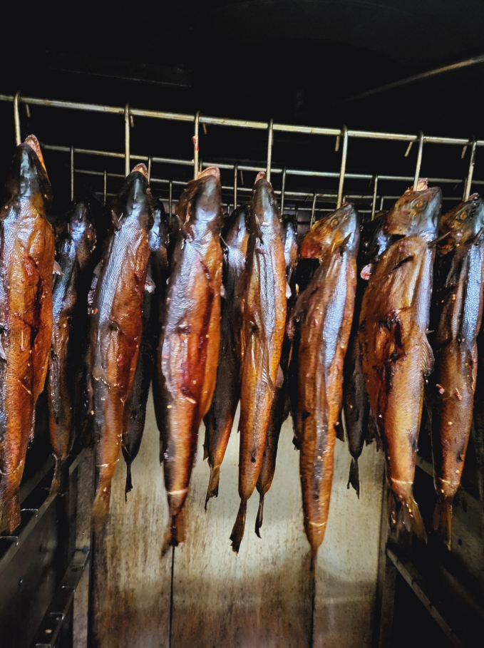 Chế biến cá hồi hun khói tại trang trại cá hồi Thức Mai. Ảnh: H.Đ