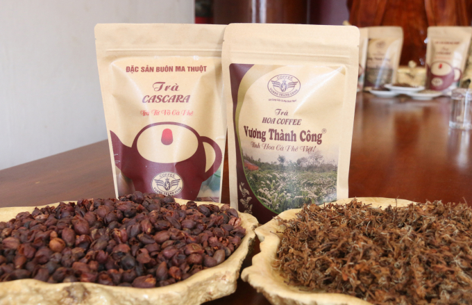 The two tea products made from coffee husks and flowers possess great economic potential but output is still limited at present. Photo: Quang Yen.