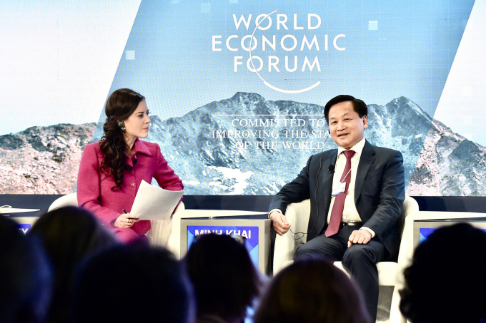 Deputy Prime Minister Le Minh Khai delivers a speech at the opening session of the World Economic Forum's panel on 'Averting a Global Food Crisis'. 
