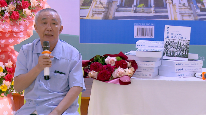 Nhà văn Nguyễn Quang Lập tại lễ ra mắt sách 'Ba Đồn mạn thuật'.