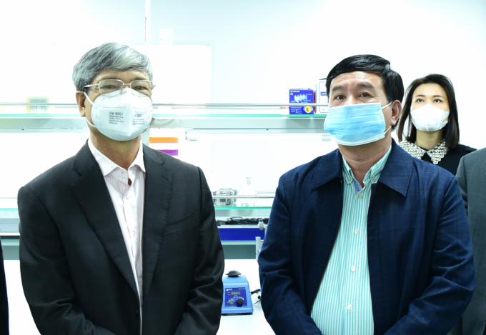 Ông Phạm Văn Đông - nguyên Cục trưởng Cục Thú y (ngoài cùng bên trái) kiểm tra phòng thí nghiệm an toàn sinh học cấp độ 3 tại một đơn vị trực thuộc Cục thú y. Ảnh chụp ngày 19/1/2022, khi ông Đông đang giữ chức Cục trưởng. Ảnh: Minh Phúc.