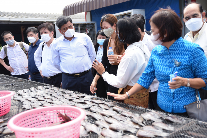 Thứ trưởng Trần Thanh Nam cùng đại biểu đoàn công tác Bộ NN-PTNT Việt Nam thăm khu chế biến cá sặc rằn làm sản phẩm OTOP của Thái Lan.