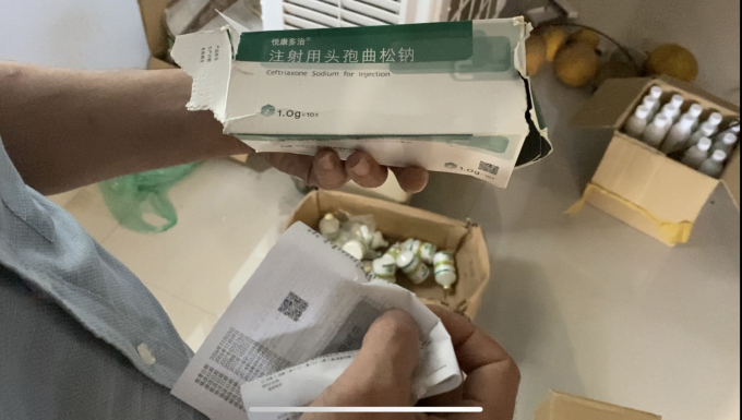 Một hộp thuốc do nước ngoài sản xuất nghi nhập lậu qua biên giới được phát hiện tại cơ sở kinh doanh thuốc thú y trên địa bàn huyện Ứng Hòa, Hà Nội. Ảnh: Minh Phúc.