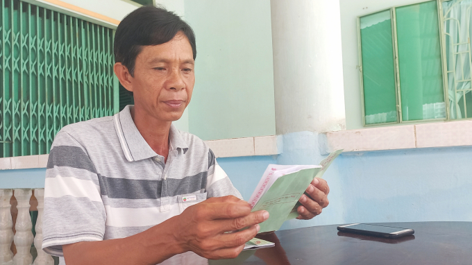 Ông Phan Thiện Khanh ở xã Định Môn, huyện Thới Lai, TP Cần Thơ xem lại giá cả phân bón trong quyển sổ mua hàng vật tư nông nghiệp. Ảnh: Kim Anh.