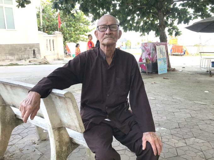 Lão ngư Nguyễn Văn Thanh chiều nào cũng ra ghế đá trước UBND xã Nhơn Châu ngồi nhìn ra biển. Ảnh: V.Đ.T.