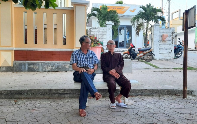 Tác giả (bìa trái) trò chuyện cùng lão ngư Nguyễn Văn Thanh. Ảnh: V.Đ.T.