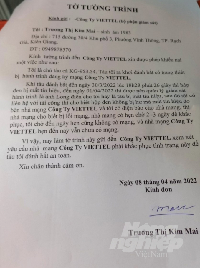Một ngư dân bức xúc gửi đơn kiến nghị đến Viettel Kiên Giang khi đơn vị này chậm trễ khắc phục sự cố về thiết bị giám sát hành trình tàu cá. Ảnh: Trung Chánh.
