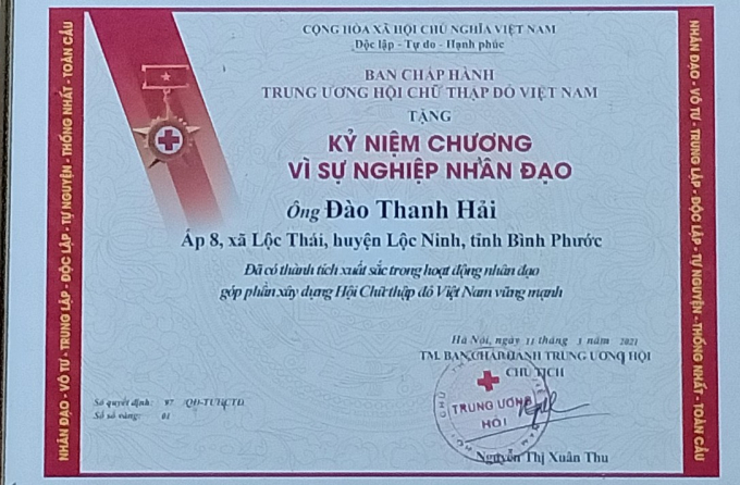 Bằng khen của Bộ trưởng Bộ y tế và Trung ương Hội Chữ thập đỏ Việt Nam. Ảnh: Phúc Lập.