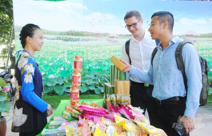 There is the overlap of ideas between products from lotus plants in Dong Thap. Photo: Le Hoang Vu.
