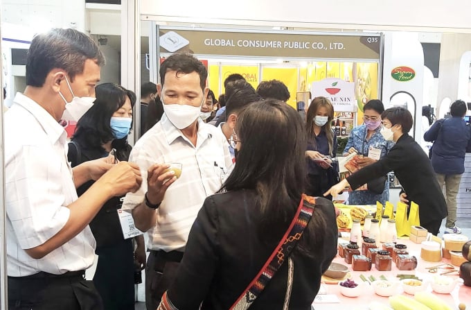 Anh Thái Quốc Huy, giám đốc Cty TNHH Thảo Hương (áo trắng đứng giữa) giới thiệu sản phẩm với khách hàng tại ThaiFex Anuga 2022. Ảnh: Trần Quỳnh.
