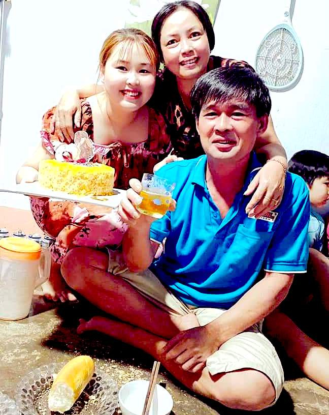 Con gái út của vợ chồng chị Vân, cháu Đào Thị Thanh Tuyền, sinh năm 2001, mấy năm nay cũng theo gương cha mẹ, nhiều lần hiến máu. Ảnh: Nhân vật cung cấp.