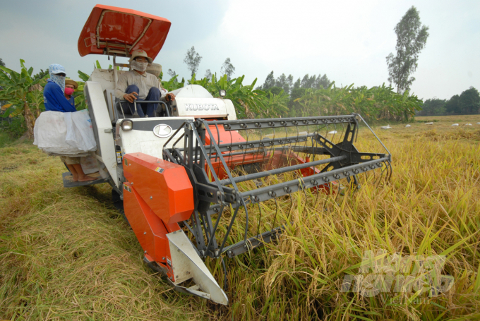 'Big paddy' production linkages accelerate the mechanization process in Soc Trang. Photo: Huu Duc.