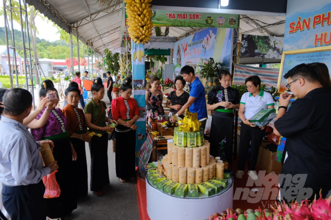 Du khách thưởng thức chè Trọng Nguyên tại Festival trái cây, sản phẩm OCOP Việt Nam năm 2022. Ảnh: Đức Minh.