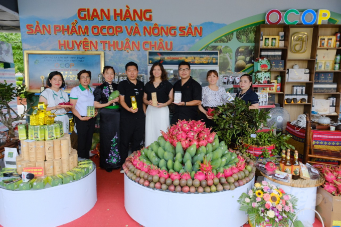 Gian hàng trưng bày nông sản và sản phẩm OCOP huyện Thuận Châu tại Festival trái cây, sản phẩm OCOP Việt Nam năm 2022. Ảnh: Phạm Hiếu