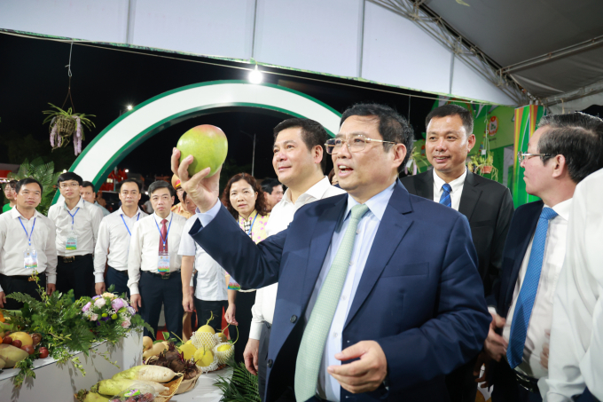 Prime Minister Pham Minh Chinh visits the OCOP booth at the Son La Fruit Festival in 2022. Photo: Nguyen Chuong.