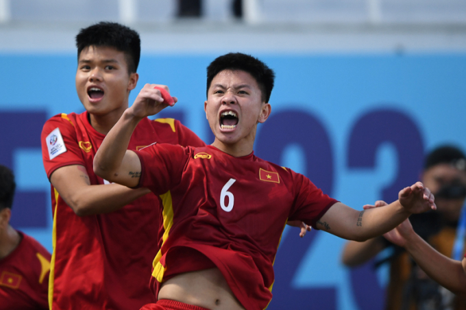 Tiến Long (số 6) ghi bàn gỡ hòa 1-1 cho U23 Việt Nam. Ảnh: VFF.