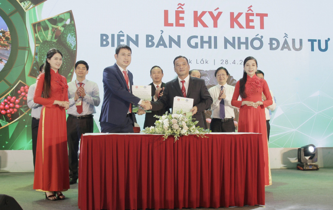 Ông Y Giang Gry Niê Knơng, Phó Chủ tịch UBND tỉnh Đắk Lắk (bên phải) và ông Nguyễn Huy Hoàng (bên trái), Tổng Giám đốc Công ty Cổ phần Ea Súp 3 (Tập đoàn Xuân Thiện) ký kết biên bản ghi nhớ đầu tư chuỗi dự án lên tới một tỷ đô. Ảnh: Minh Quý.