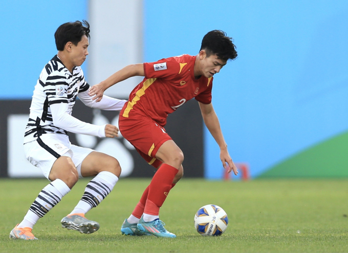 Tuấn Tài (bên phải) tranh bóng cùng cầu thủ Hàn Quốc. 
