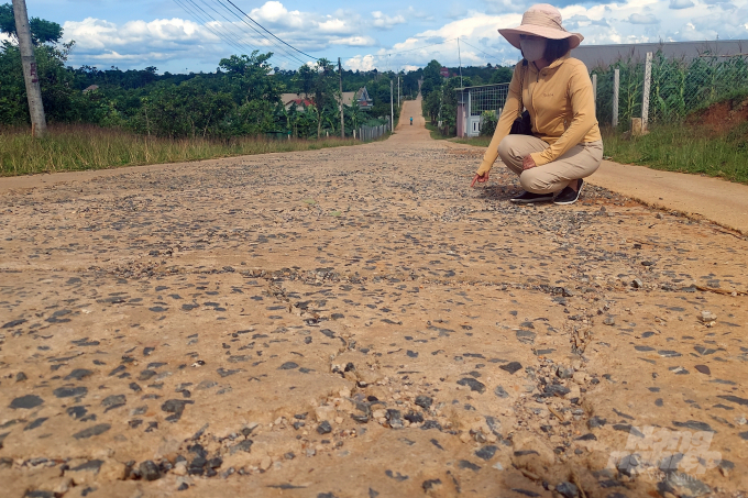 Tuyến đường chủ đầu tư dự án điện gió  mượn sử dụng tại xã Tân Liên đã tan nát nhưng không được khắc phục, sửa chữa như cam kết. Ảnh: Võ Dũng.