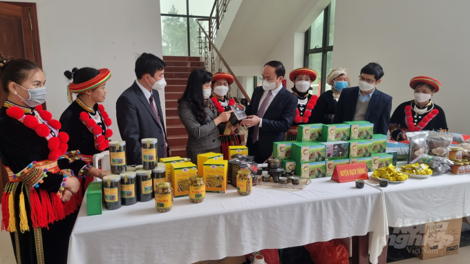 Lãnh đạo tỉnh Bắc Kạn xem các sản phẩm trưng bày của các hợp tác xã huyện Bạch Thông. Ảnh: Công Hải