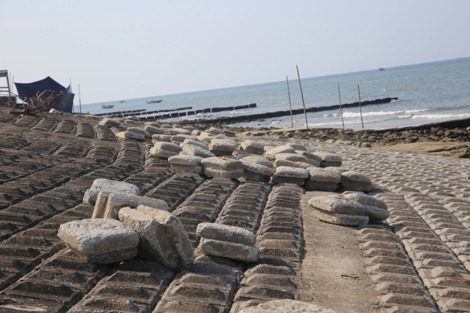 Kè biển Cẩm Nhượng cần được sửa chữa, thậm chí xây dựng lại kiên cố để bảo đảm an toàn tính mạng, tài sản cho hàng nghìn hộ dân trước thực trạng biến đổi khí hậu ngày càng gia tăng. 