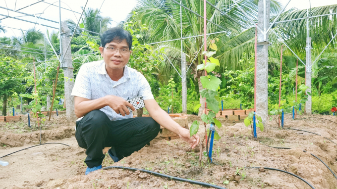 Anh Ngô Hùng Thắng, chủ nhân của sáng chế độc quyền hệ thống điều khiển thiết bị tưới thông minh. Ảnh: Kim Anh.