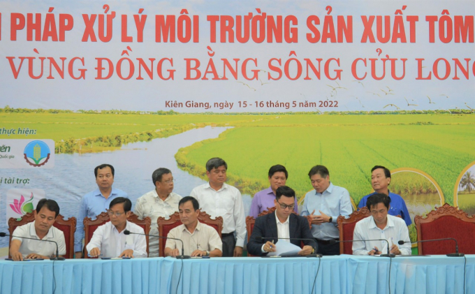 Deputy Minister of Agriculture and Rural Development Tran Thanh Nam (behind, 3rd from left) witnessed the signing of a joint program on organic rice-shrimp production to adapt to climate change and protect the environment in the Mekong Delta. Photo: Trung Chanh.