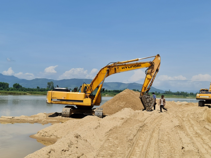 Hoạt động khai thác cát trên sông Trà Khúc (TP Quảng Ngãi, tỉnh Quảng Ngãi). Ảnh: L.K.