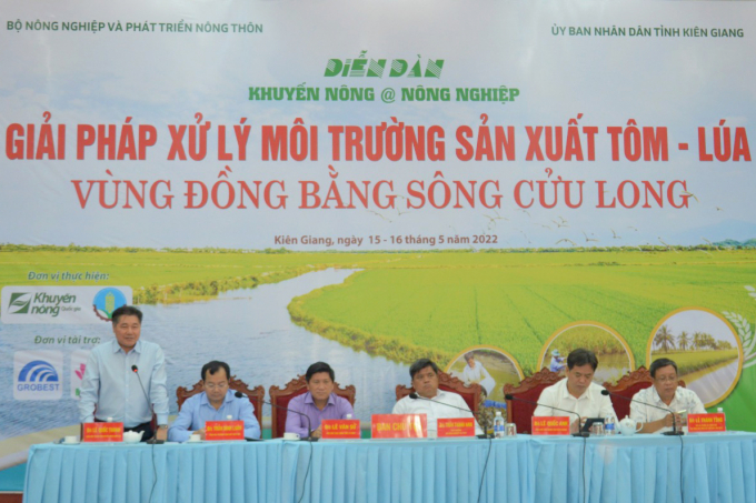 Deputy Minister of Agriculture and Rural Development Tran Thanh Nam (3rd from right) chairs a workshop on environmental treatment solutions in rice-shrimp production in the Mekong Delta held by the National Center for Agriculture and Rural Development and Kien Giang province with the participation of Bo De Seafood Group. Photo: Trung Chanh.