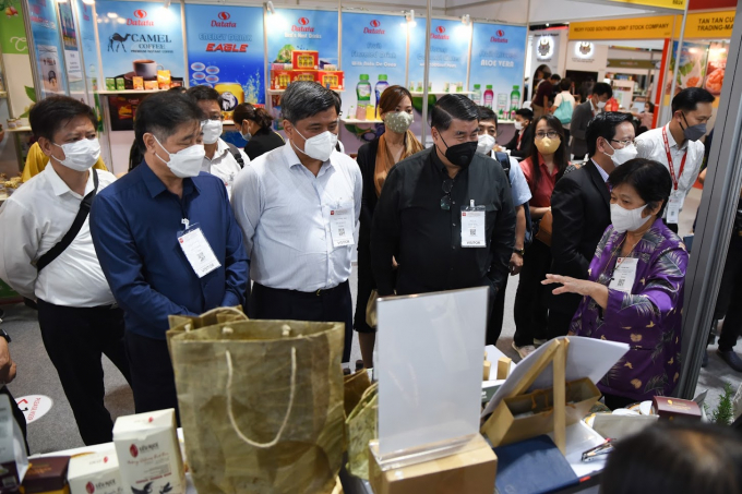 Deputy Minister of Agriculture and Rural Development Tran Thanh Nam (middle) visits the booths of Vietnamese enterprises at the Thaifex Anuga Asia 2022.