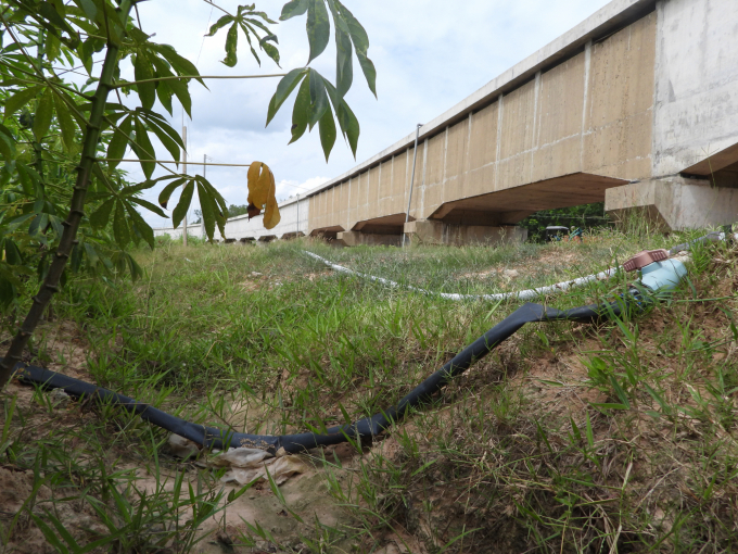 Self-operated irrigation helps farmers save production costs. Photo: Tran Trung.