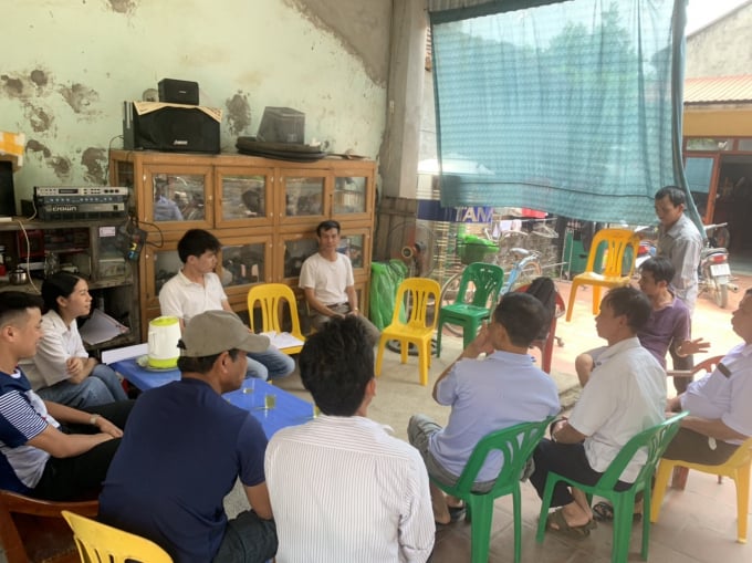 Đại diện người dân xã Đông Yên, Ngọc Liệp, Nghĩa Hương, Cấn Hữu trao đổi với phóng viên Báo Nông nghiệp Việt Nam. 