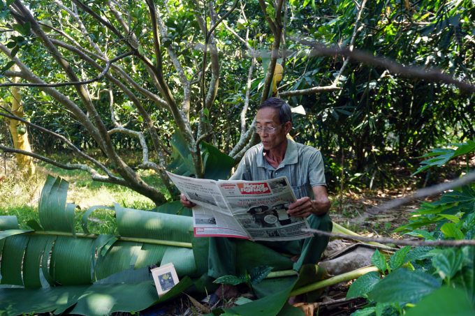 Ông Nguyễn Văn Tâm, lão nông được nhóm của Vân Anh hỗ trợ chuyển đổi vườn bưởi từ truyền thống sang hữu cơ ở Chơn Thành, Bình Phước. Ảnh: Phúc Lập.