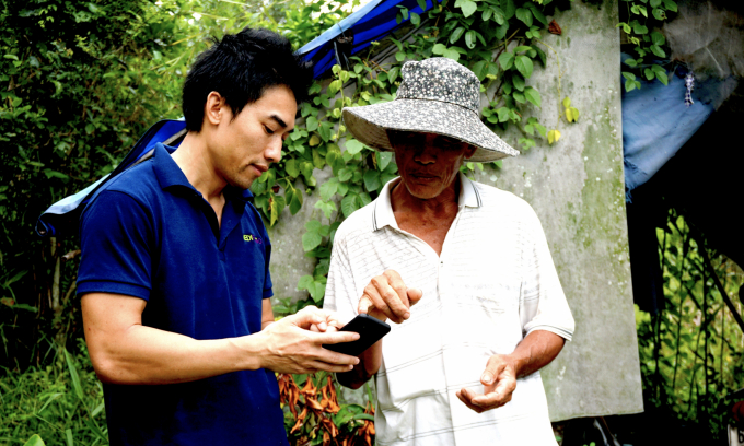 Không chỉ giỏi về nông nghiệp hữu cơ, Mike Trần còn là người dành nhiều tâm huyết để nâng tầm sản phẩm bánh cốm gạo. Ảnh: Medifood.IO.