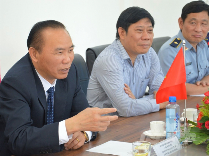 Thứ trưởng Bộ NN-PTNT Phùng Đức Tiến, đại diện phía Việt Nam tham dự buổi lễ và tiếp nhận bàn giao. Ảnh: Trung Chánh.
