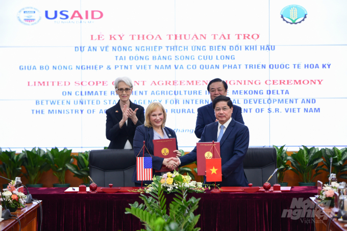 Thứ trưởng Lê Quốc Doanh và Giám đốc USAID Việt Nam Yastishock ký Thỏa thuận về hợp tác ứng phó biến đổi khí hậu tại ĐBSCL. Ảnh: Tùng Đinh.