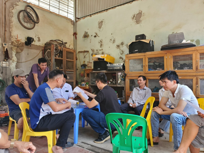 Đại diện người dân cung cấp thông tin, trao đổi với phóng viên Báo Nông nghiệp Việt Nam. 