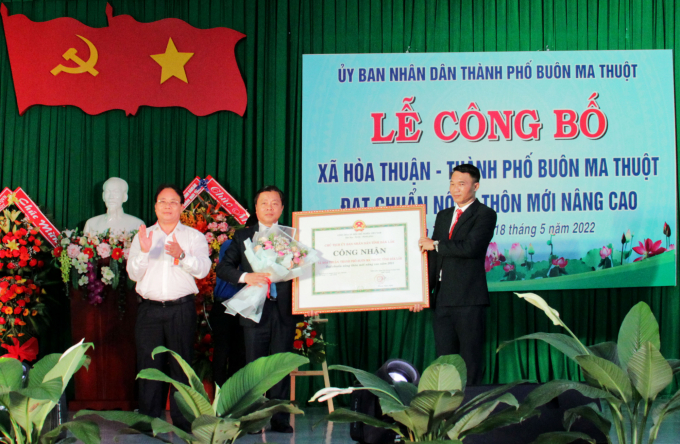 Đại diện chính quyền xã Hòa Thuận nhận quyết định công nhận nông thôn mới nâng cao. Ảnh: Quang Yên.