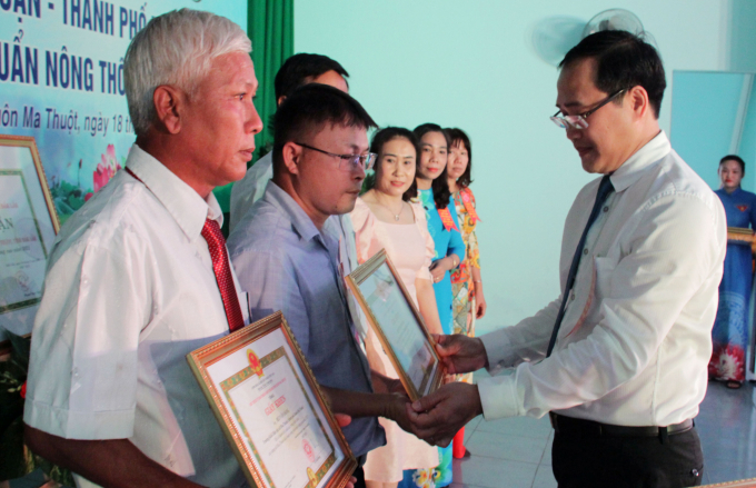Các cán bộ có thành tích xuất sắc trong xây dựng nông thôn mới nâng cao nhận bằng khen của UBND tỉnh. Ảnh: Quang Yên.